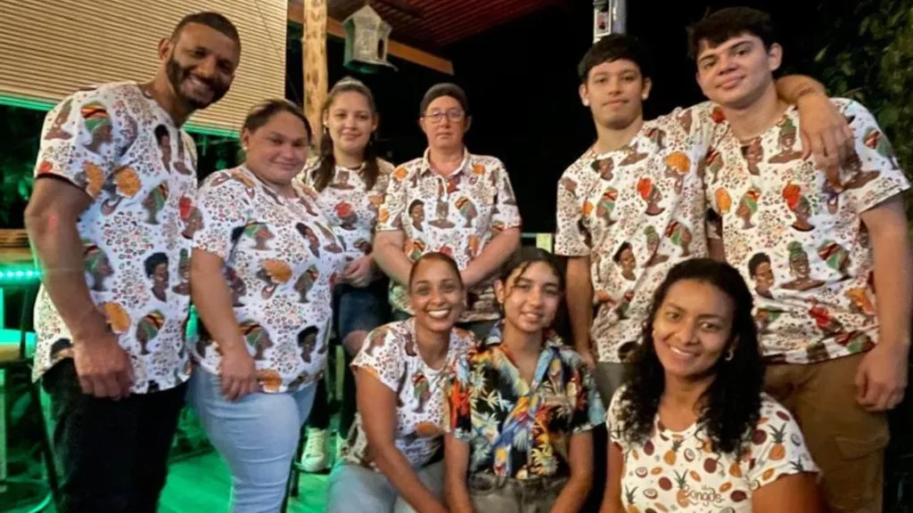 Carlos Clark tiene un restaurante con su familia.