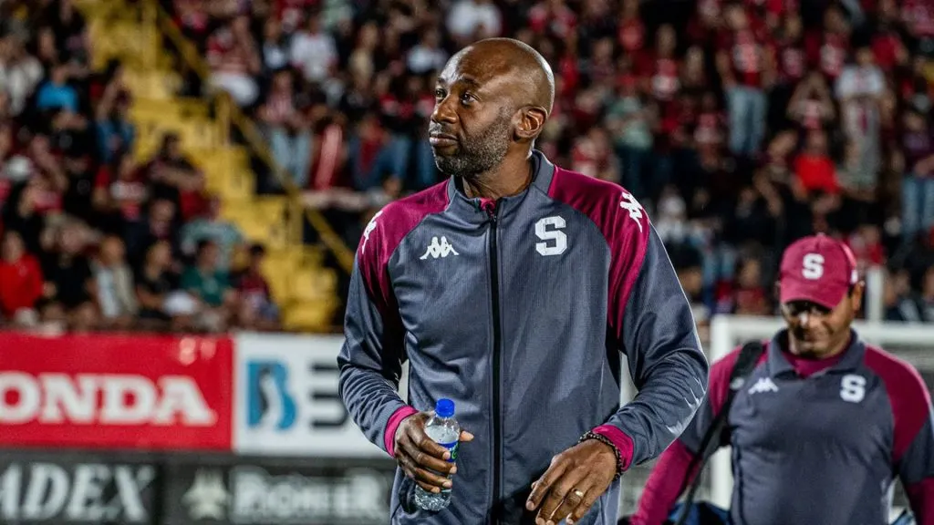 Paulo Wanchope está con un pie y medio afuera de Saprissa.