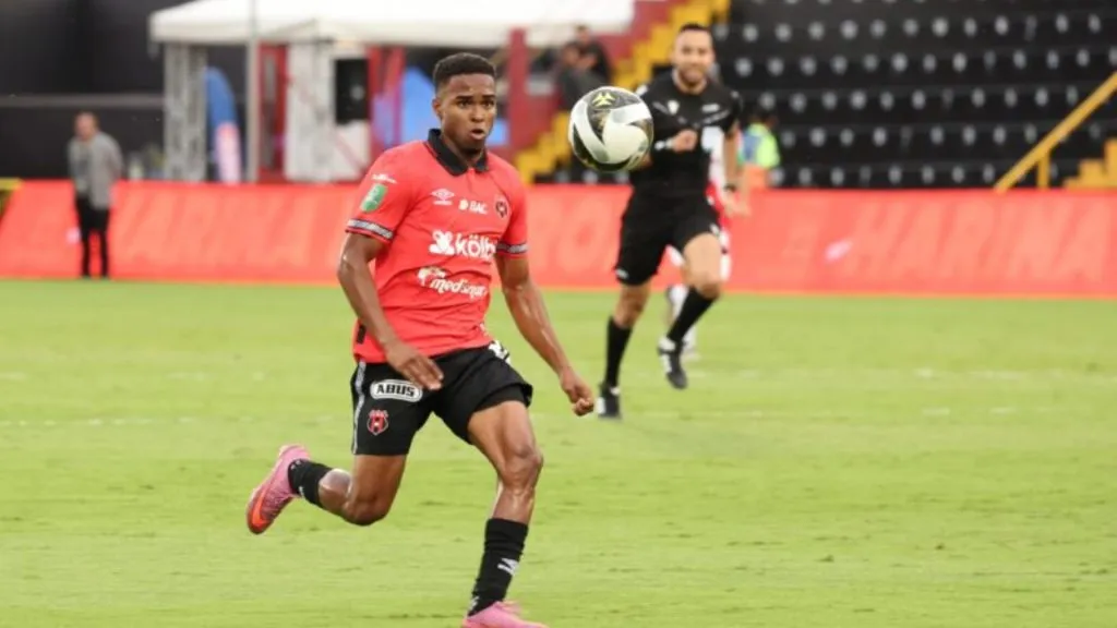 Kenyel Mitchell estará hasta fin de año en Alajuelense.