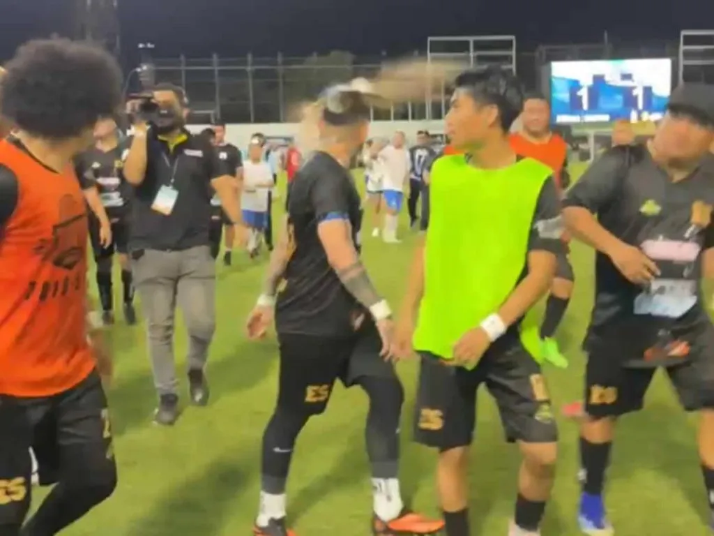 Un creador de contenido de El Salvador fue agredido por un objeto lanzado desde la tribuna.