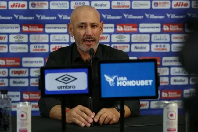 Eduardo Espinel confirmó que por los momentos no hay ofertas por Jorge Álvarez.