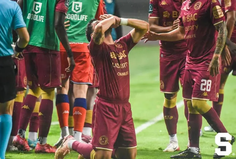 Ariel Rodríguez inauguró el baile en La Cueva (Deportivo Saprissa).