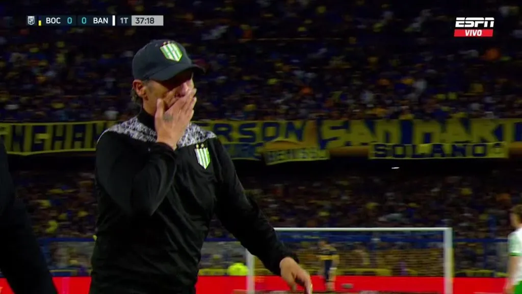 Pedro Troglio y su gesto en la cancha de Boca.