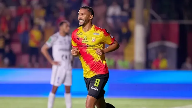 Marcel Hernández alerta a todos en Herediano.
