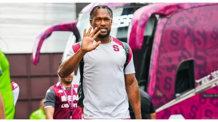 Kendall Waston en la previa con el Deportivo Saprissa