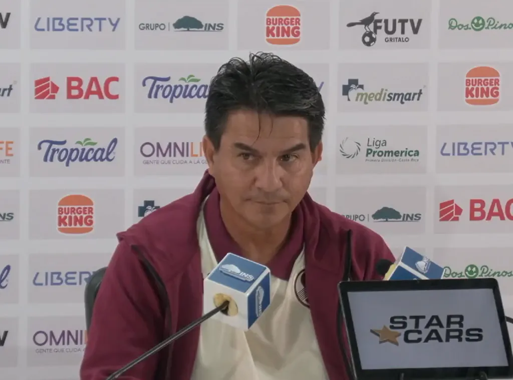 Vladimir Quesada quiere nuevos delanteros (Saprissa).