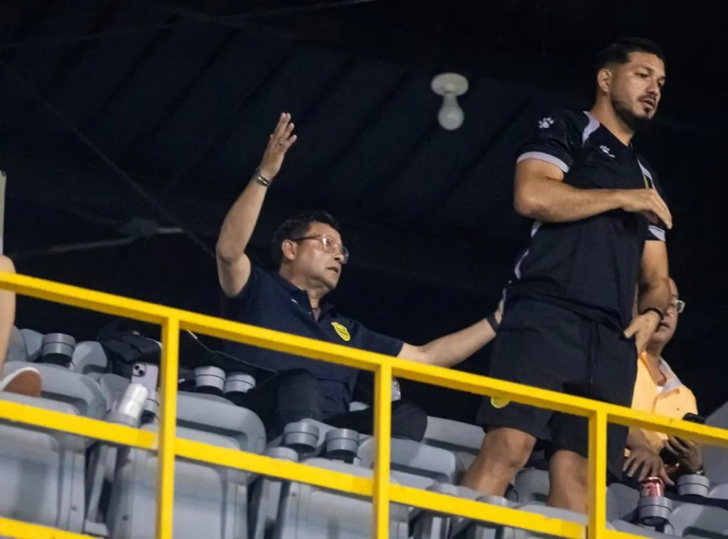 Jeaustin Campos desde palco observando el último encuentro de Real España.