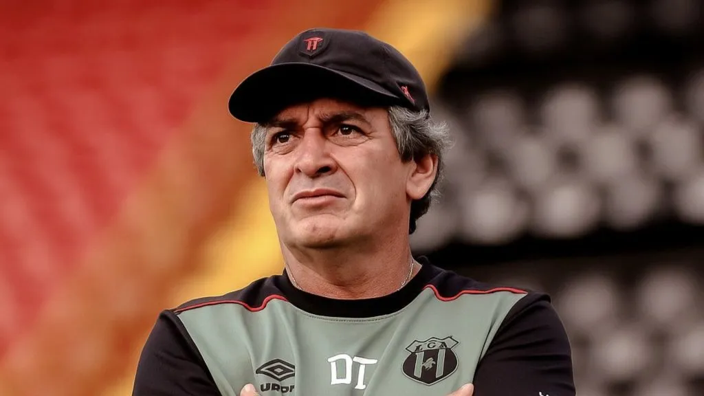 Machillo Ramírez recibe una mala noticia. (Foto: Alajuelense)