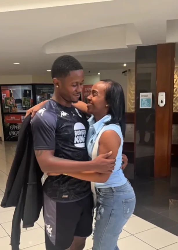 Gustavo Herrera recibe el abrazo de su madre. (Foto: Sporting SM)