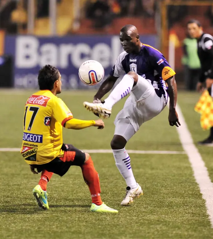 Mooke fue desvinculado de Saprissa en el año 2012 (La Nación).