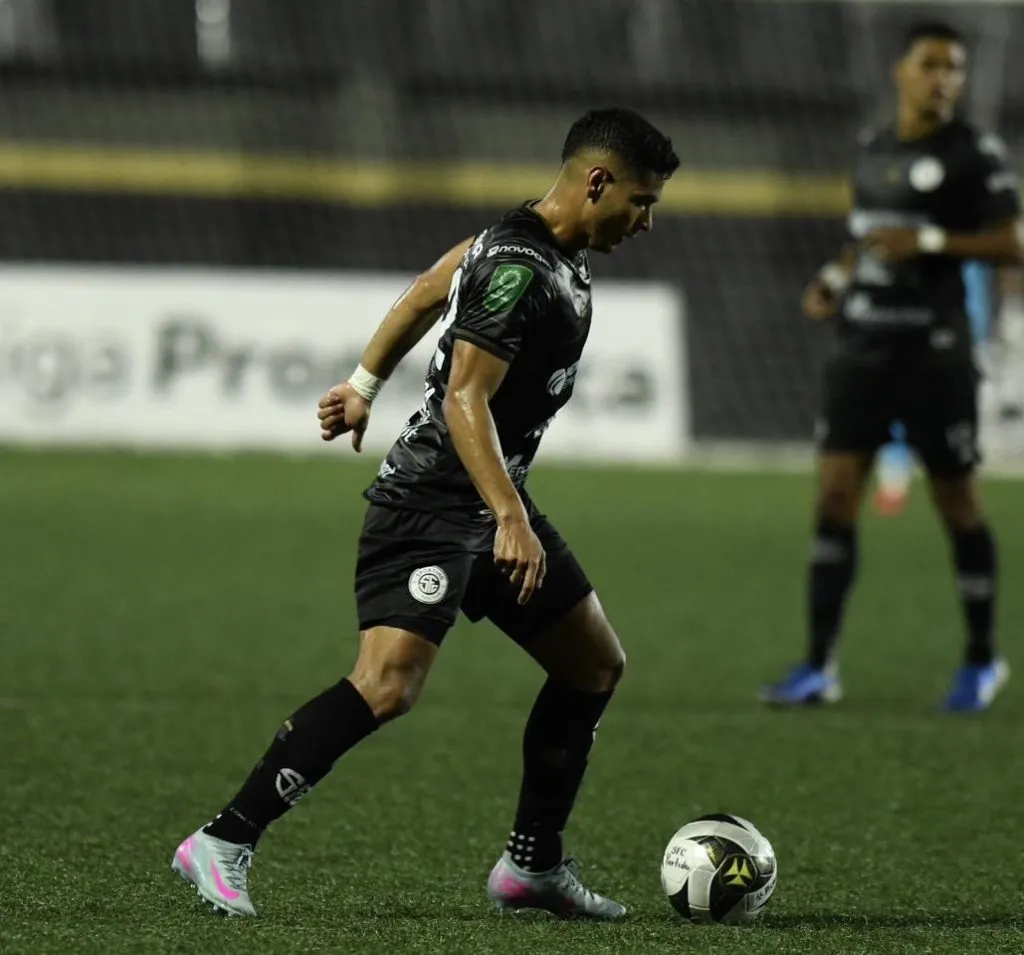 Carlos Pineda no se arrepiente de haber dejado las filas de Olimpia. (Foto: Sporting FC)