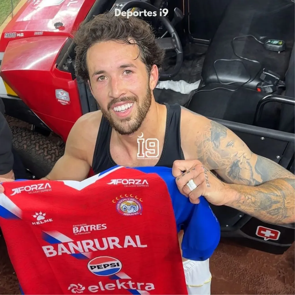Aarón Herrera con la camiseta de Xelajú.