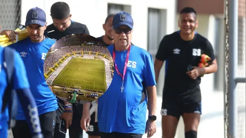 Bolillo Gómez piensa en el partido entre El Salvador y Guatemala, en el Estadio Cementos Progreso.