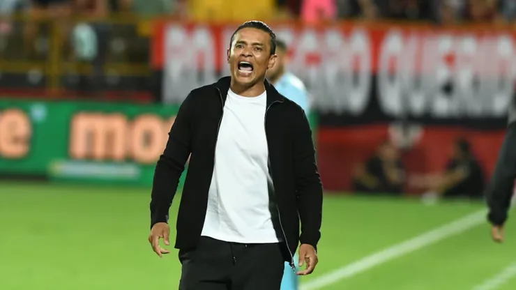 Walter Centeno firmó contrato con San Carlos por un año.