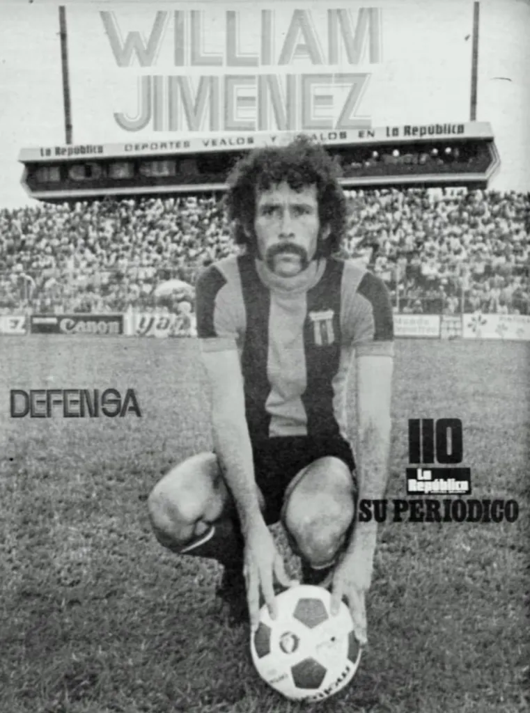 William Jiménez, posando con la bola durante su paso por Alajuelense. (Foto: sacada de La Teja)