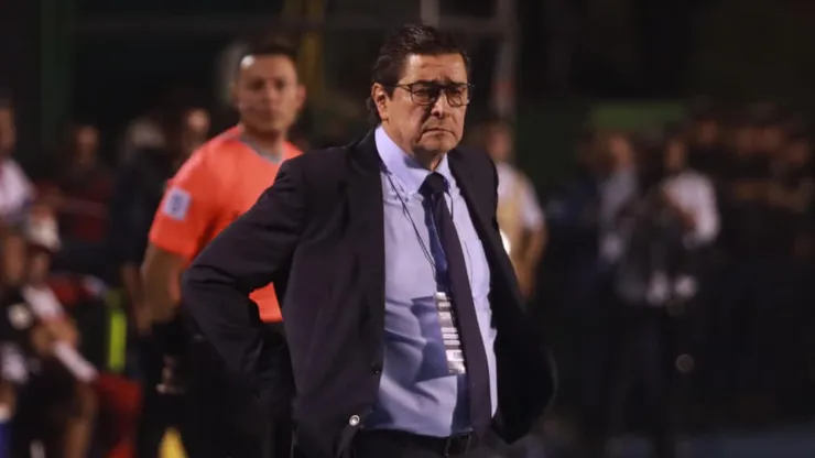“Me voy molesto”: Luis Fernando Tena no duda en señalar al responsable de la derrota de Guatemala vs El Salvador