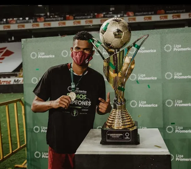 López también celebró en Tibás (Deportivo Saprissa).