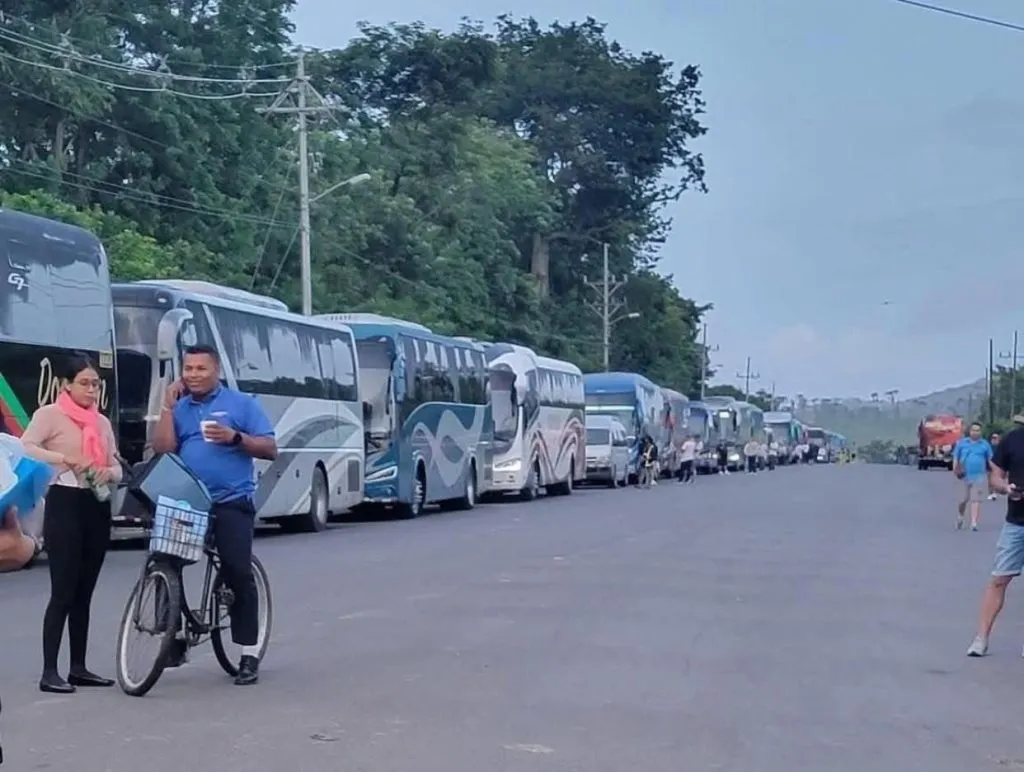 Varios fanáticos ticos fueron retenidos en la frontera (X).