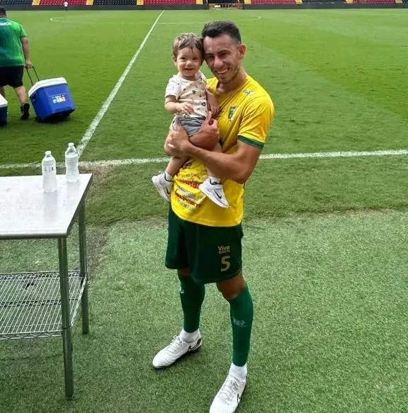Kevin Cabezas volvió al Morera Soto junto a su hijo (Instagram).