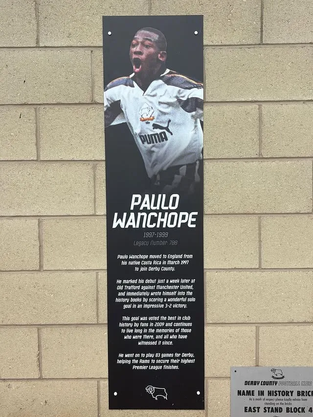 La placa dedicada a Wanchope en el Paseo de la Fama de los Carneros (Instagram).