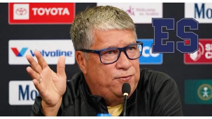 El Bolillo Gómez en conferencia de prensa con la Selección de El Salvador