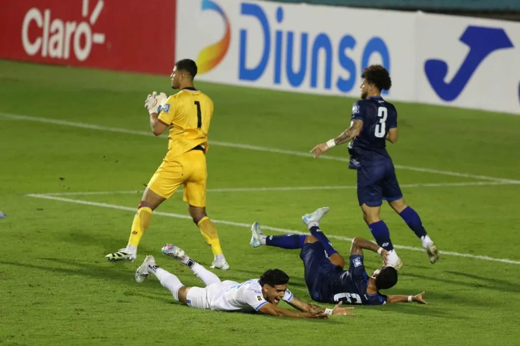 Luis Palma cayó en el área pero no se sancionó penal a favor de Honduras. (Foto: LP)