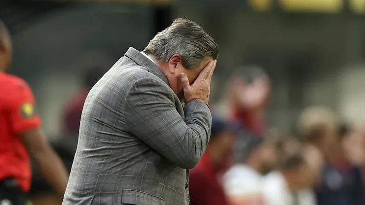 Miguel Herrera contra las cuerdas. (Foto: Getty Images)