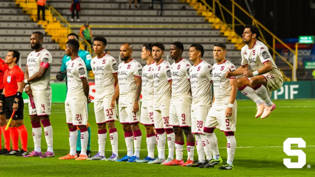 Mauricio Villalobos, junto a sus compañeros, en los instantes previos al partido contra Motagua. (Foto: Saprissa)