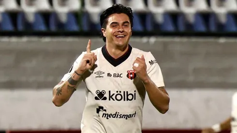 Campos celebra su único gol en este semestre.
