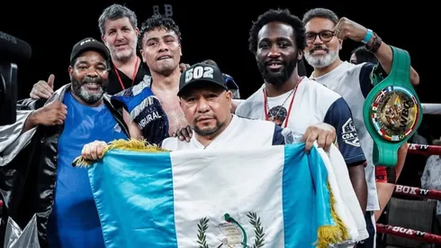 el gesto de Lester Martínez con un aficionado de Guatemala