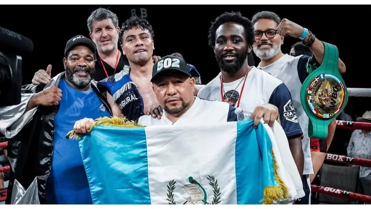 el gesto de Lester Martínez con un aficionado de Guatemala