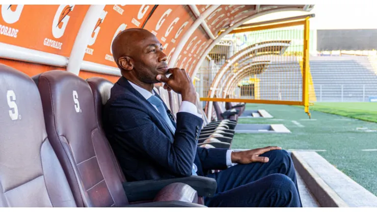 Paulo Wanchope en el banquillo del Saprissa