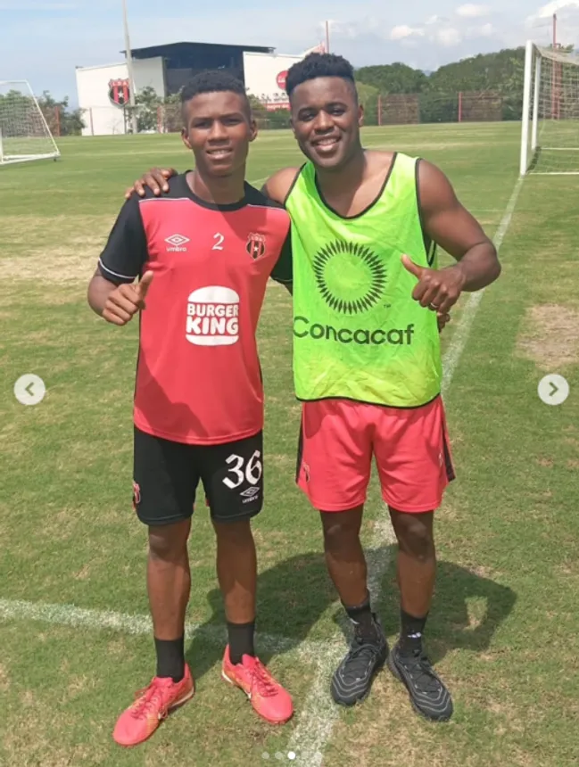 Feliciano con Joel Campbell. (Foto: Julio Shebelut)