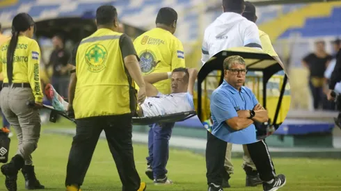 El Salvador entero se encuentra en vilo por la lesión de Henry Romero: sufre Bolillo Gómez.