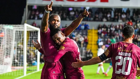 Saprissa goleó 3-0 a Pérez Zeledón y quedó a un punto del liderato.