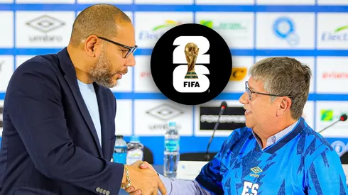 Yamil Bukele le da la mano a Hernán "Bolillo" Gómez durante su presentación en El Salvador.