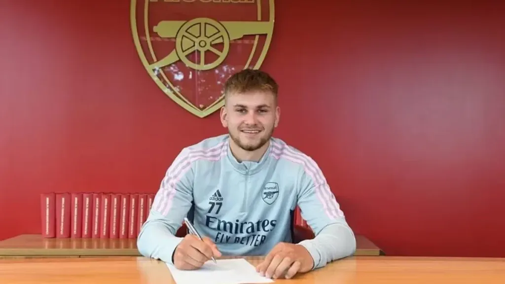 En 2022, Billy había firmado contrato profesional con los Gunners.