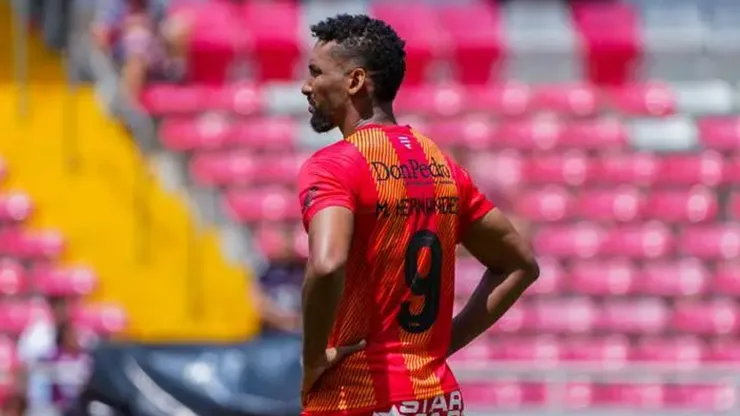 Marcel Hernández lanza un anuncio.