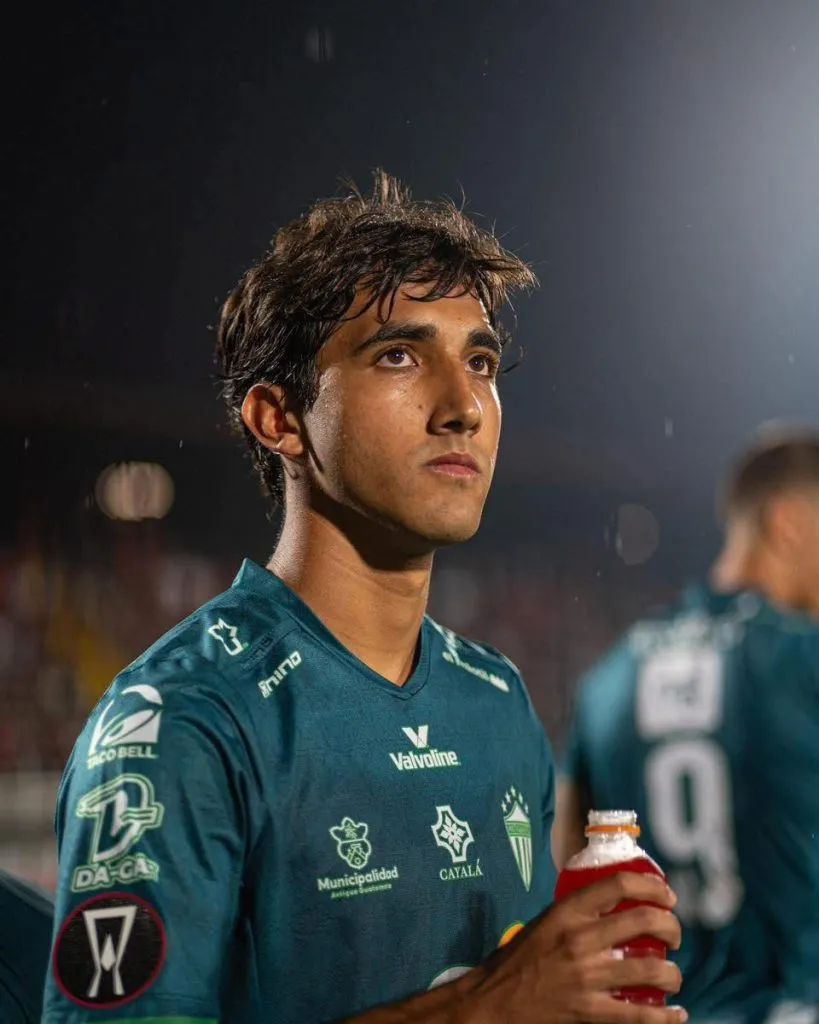 Santiago Garzaro con la camiseta de Antigua GFC.