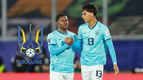 Martin Krug celebra junto a Gustavo Herrera la anotación de Panamá ante Paraguay.