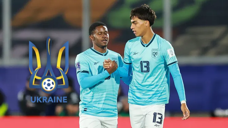 Martin Krug celebra junto a Gustavo Herrera la anotación de Panamá ante Paraguay.