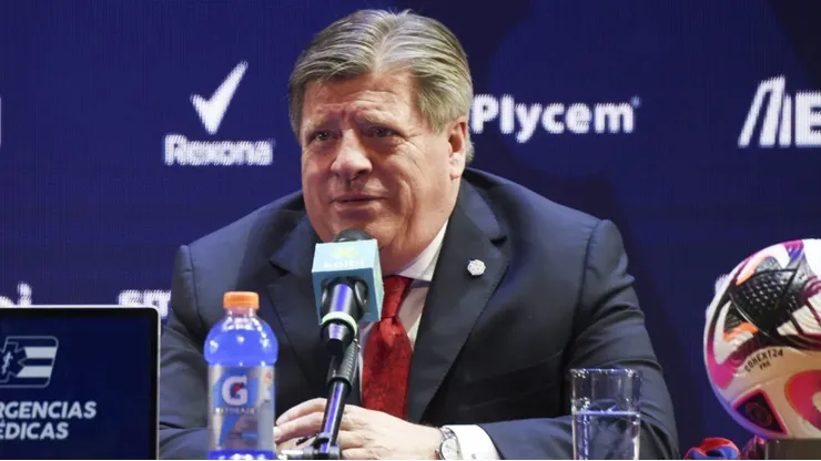 Miguel Herrera recibe una mala noticia. (Foto: Getty Images)