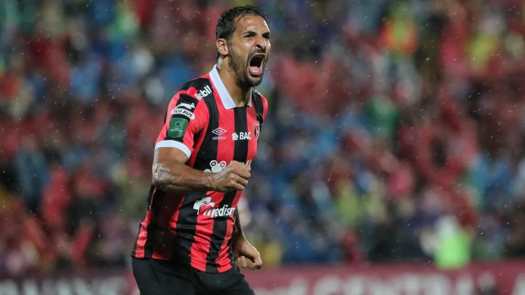 Celso Borges podría estar en el banco ante Motagua. (Foto: LDA)
