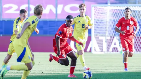 Gustavo Herrera, el goleador de Panamá, traslada la pelota ante la atenta marca de los ucranianos.