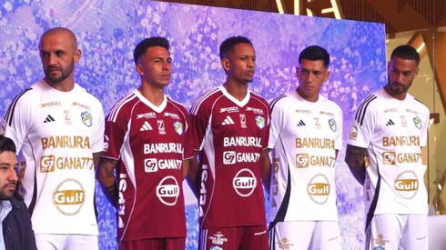 La afición de Comunicaciones celebra la más reciente confirmación en Guatemala.