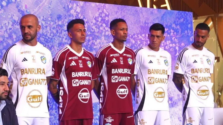 La afición de Comunicaciones celebra la más reciente confirmación en Guatemala.