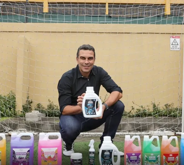 Álvaro Mesén con los productos de su empresa.