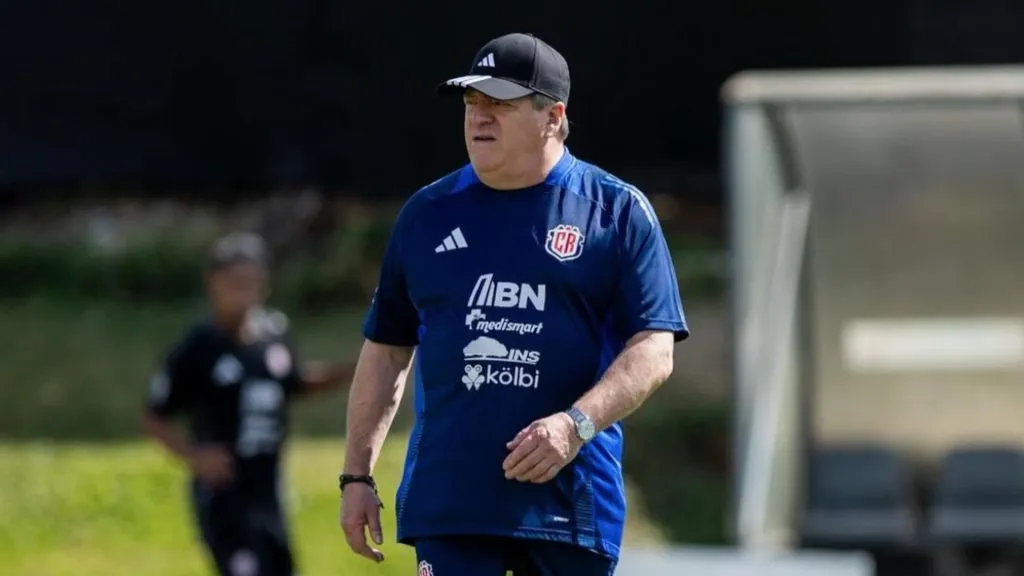 Piojo Herrera escucha a los costarricenses. (Foto: Fedefútbol)