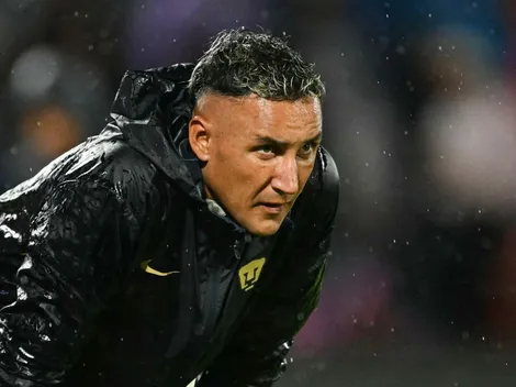 Keylor Navas le marca la cancha a uno de sus compañeros