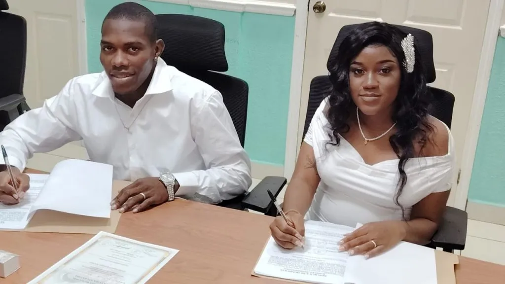 Dixon Ramírez firmando su acta de matrimonio.